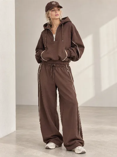Damskie komplet dresowy – cropped bluza z kapturem i szerokie spodnie