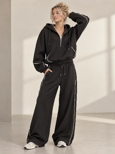 Damskie komplet dresowy – cropped bluza z kapturem i szerokie spodnie
