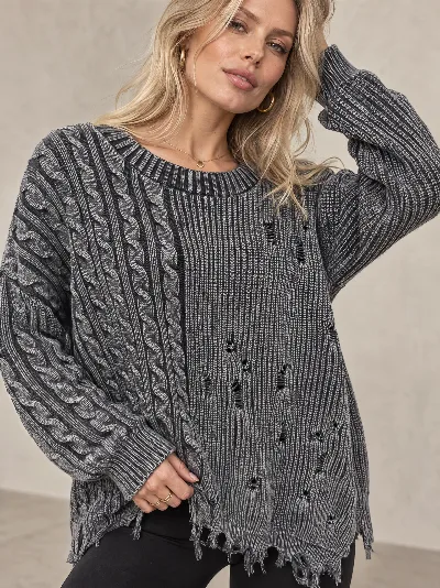 Damski sweter dzianinowy – warkoczowy splot, luźny fason, efekt distressed